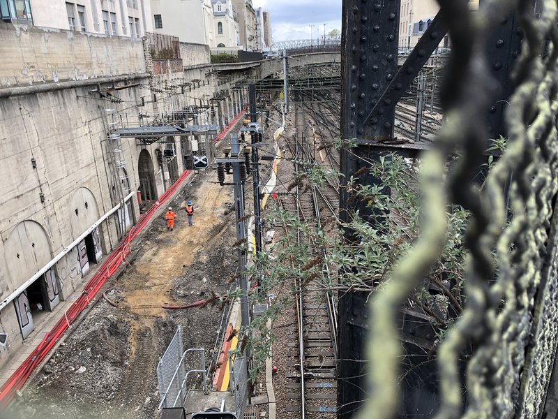 Une gare, un aéroport et un viaduc rentrent dans un bar...